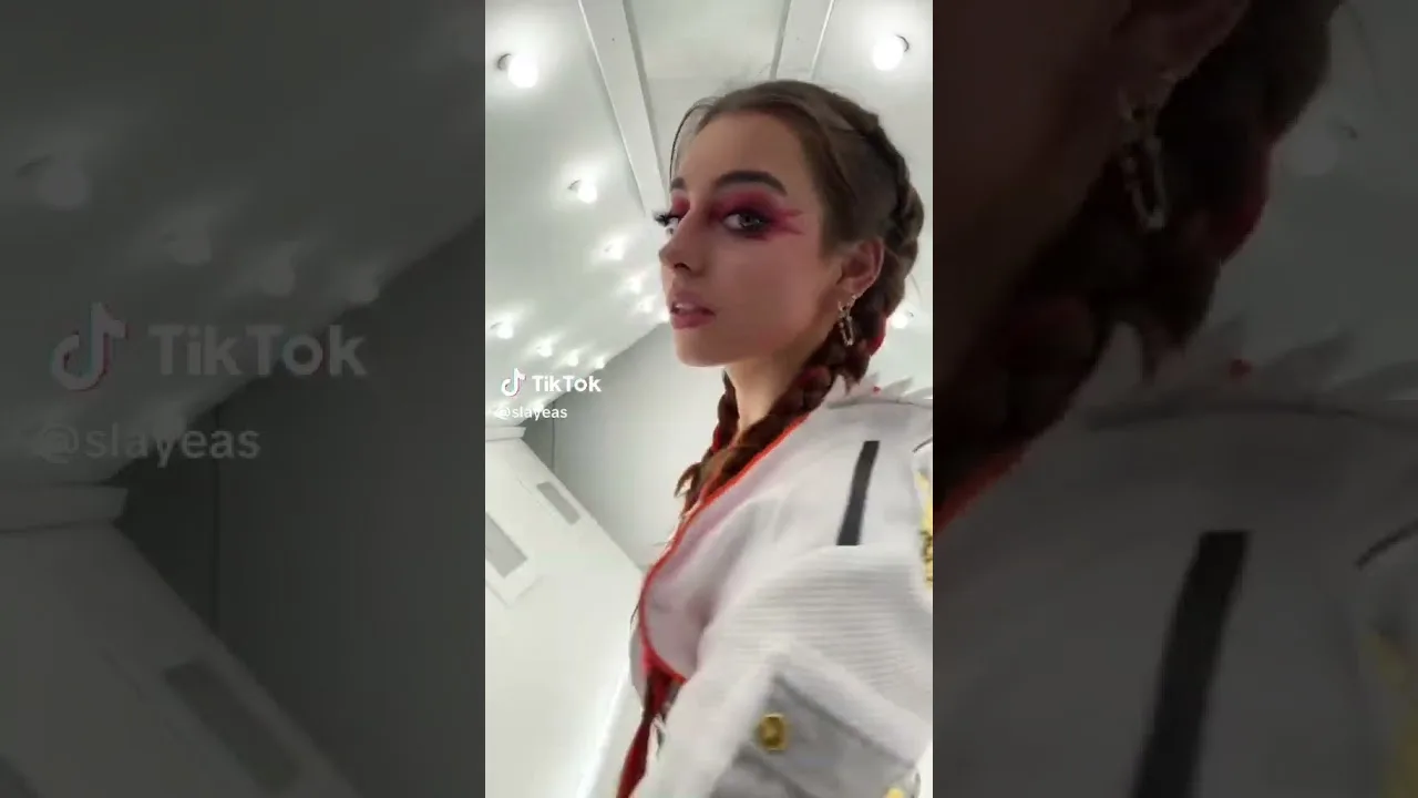 Tiktok Thots Cosplaying Loba Apex Legends – video