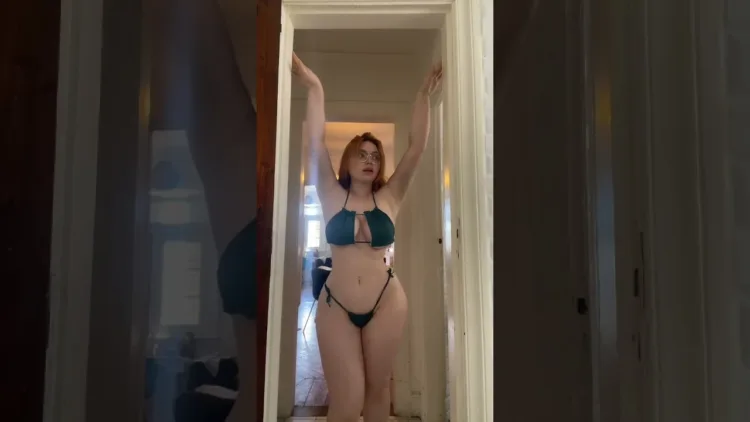 Tiktok Thot by a door – video