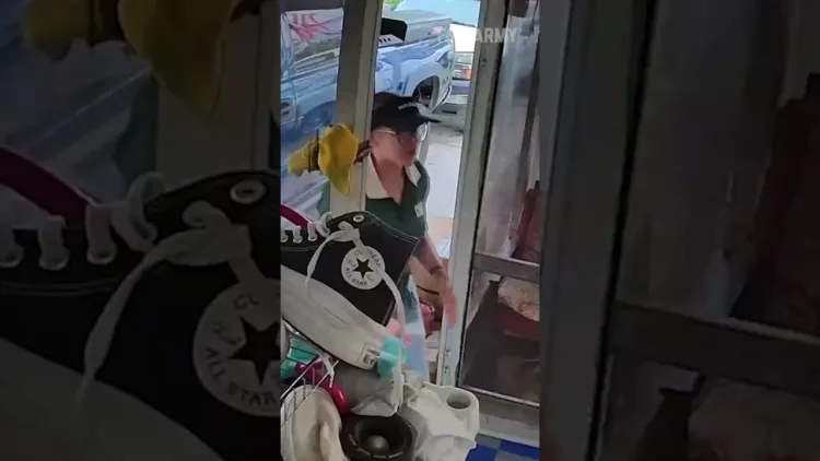Delivery Woman Takes Pizzas Instead Of Delivery Bag 🍕 – video